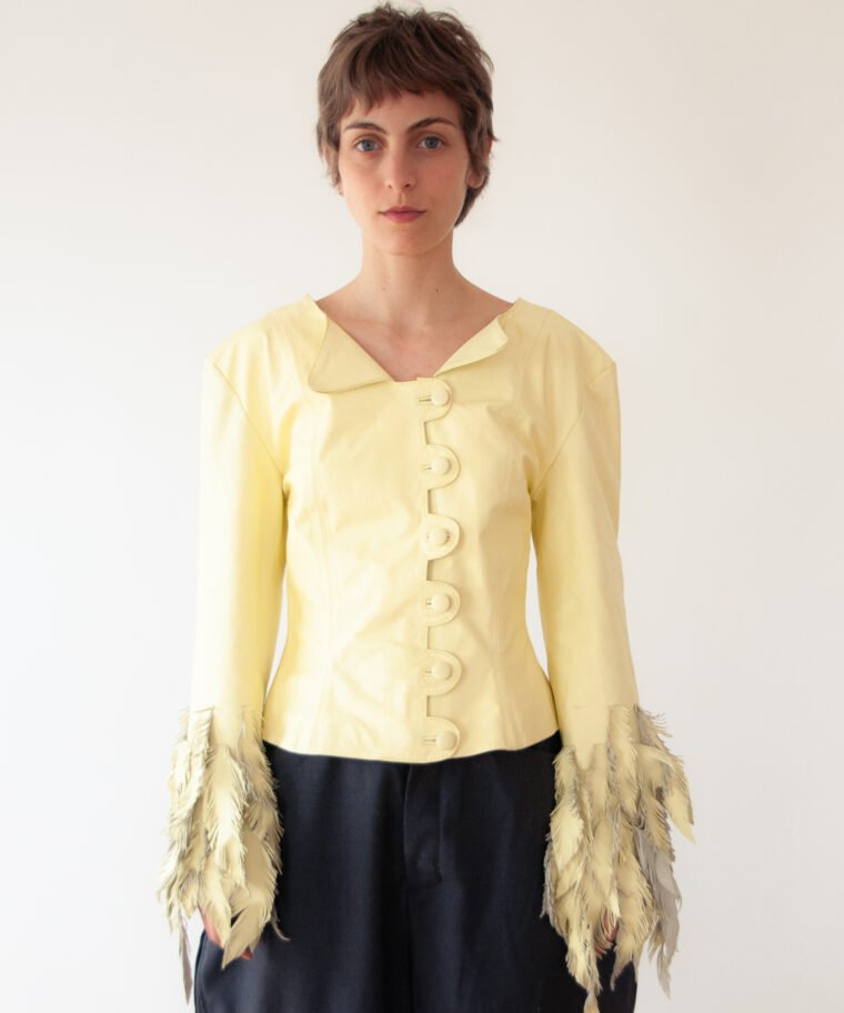 campera pájaro en mano