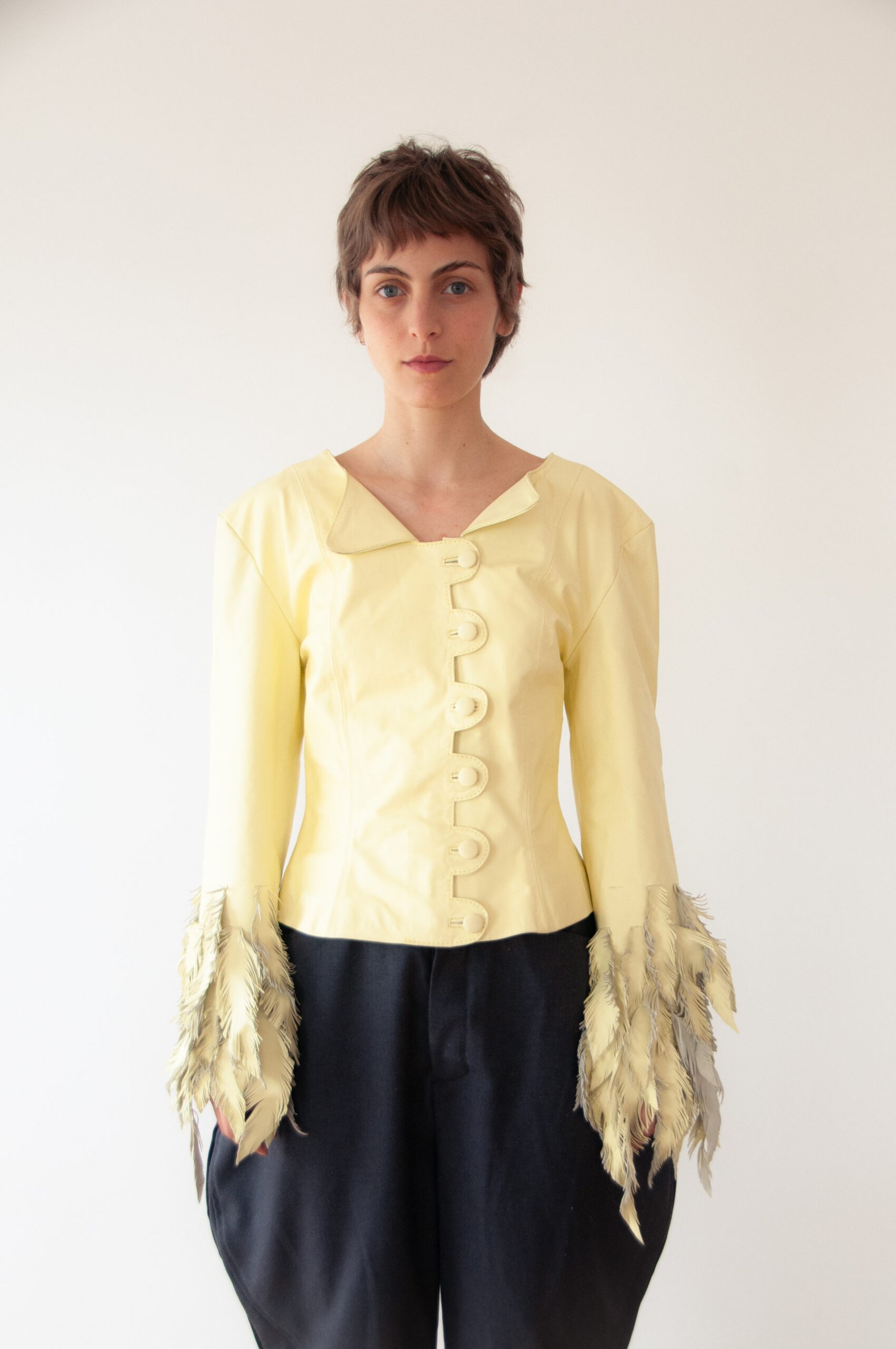 campera pájaro en mano