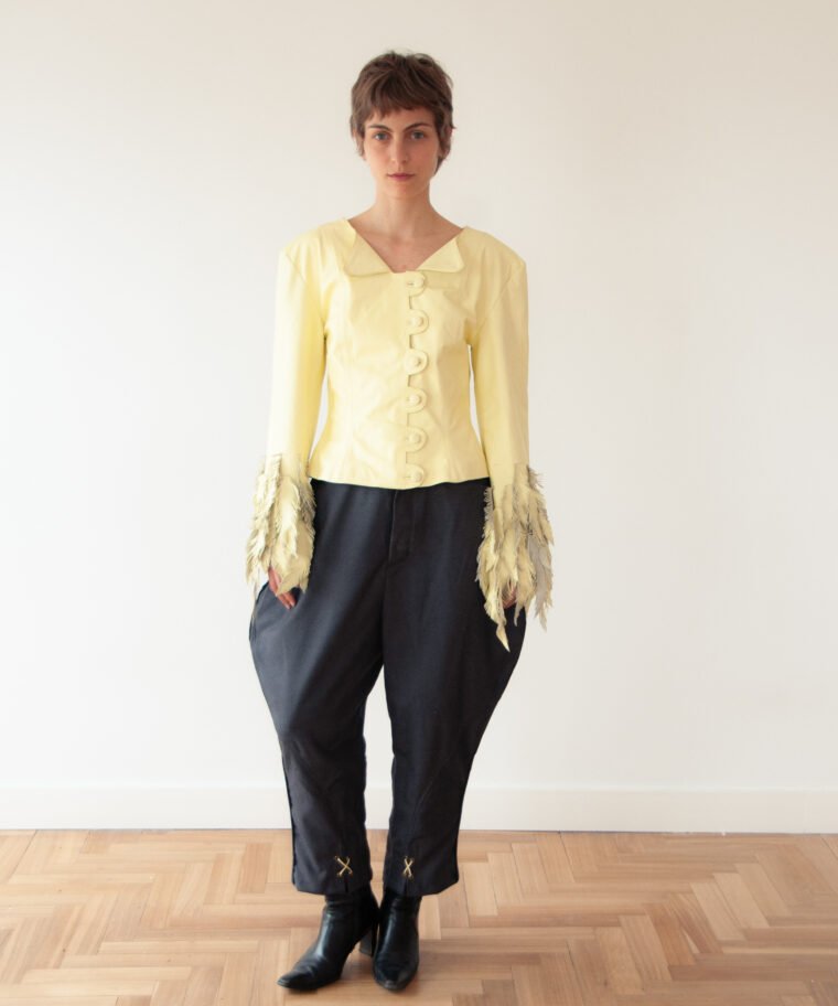 pantalón pájaro en mano