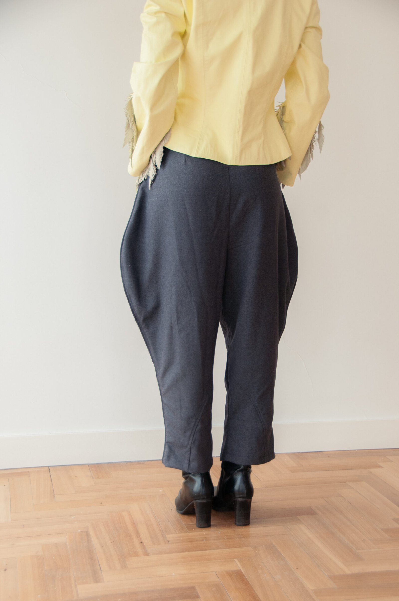 pantalón pájaro en mano - Imagen 2