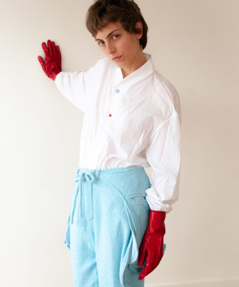 camisa mucho abarca y guantes rojos